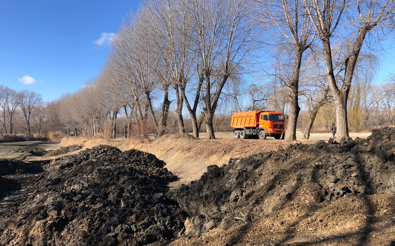 На городском озере Ессентуков работает тяжелая техника.