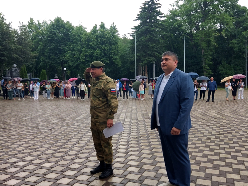 В Ессентуках вручили награды героям СВО у Вечного огня.