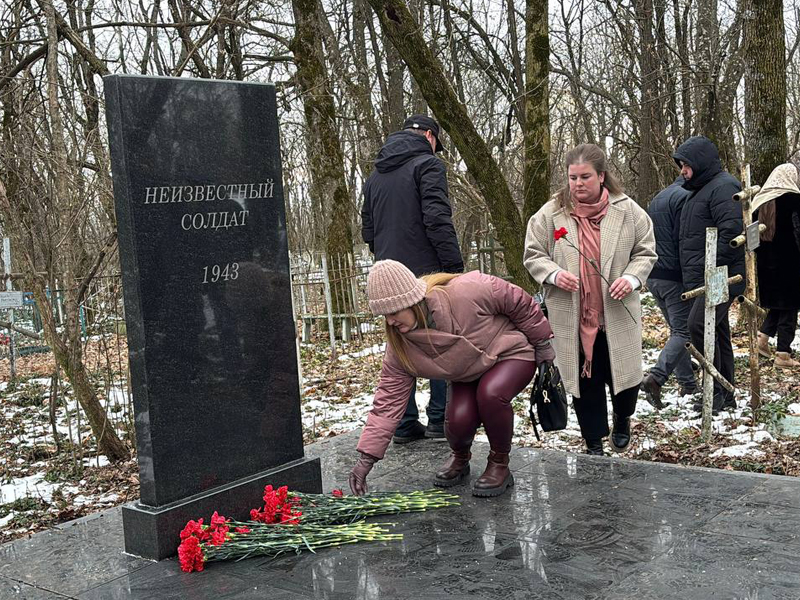 Ессентучане возложили сотни гвоздик к могиле Неизвестного солдата.