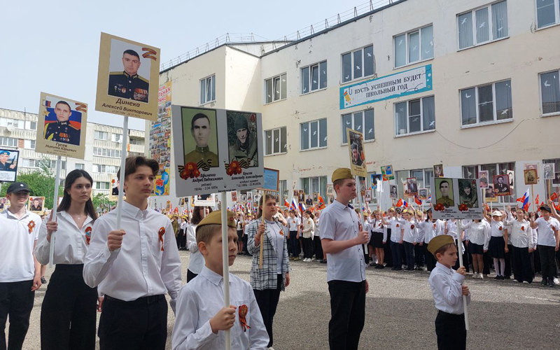 Они сражались за Родину: В Ессентуках более тысячи фотографий героев подняли правнуки, внуки и дети защитников.