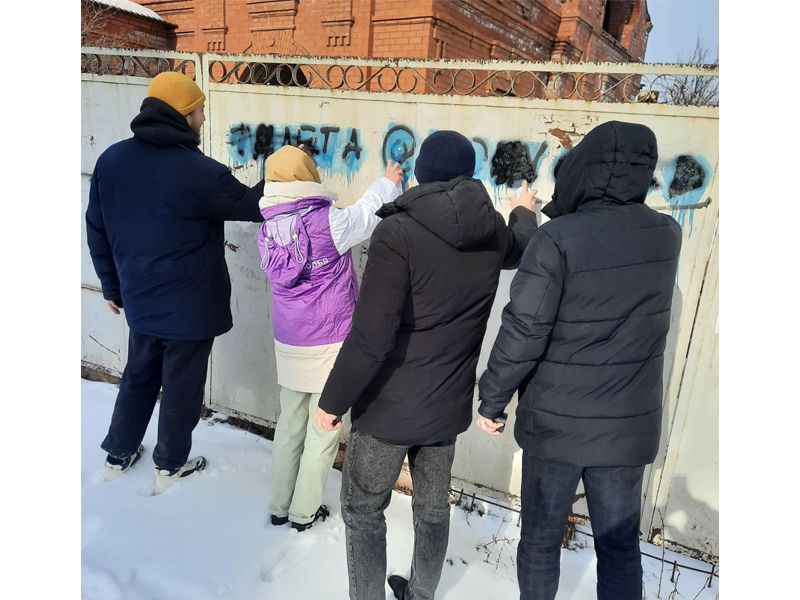 В Ессентуках молодежь уничтожила несколько десятков граффити с нарко-рекламой.