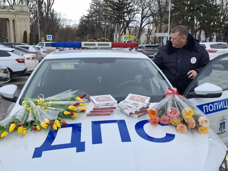 Сегодня на улицах Ессентуков госавтоинспекторы не только с жезлами, но и с тюльпанами.