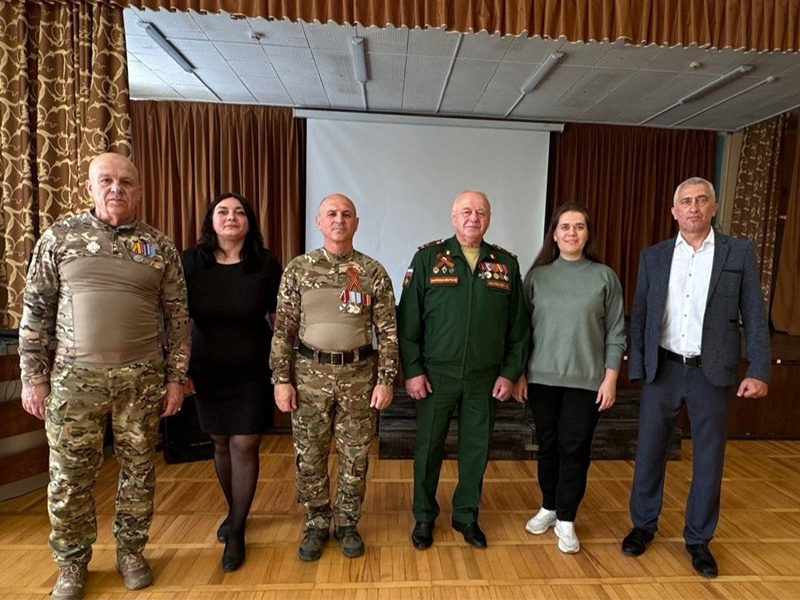 Бойцы СВО провели «Урок мужества» в одной из школ Ессентуков.