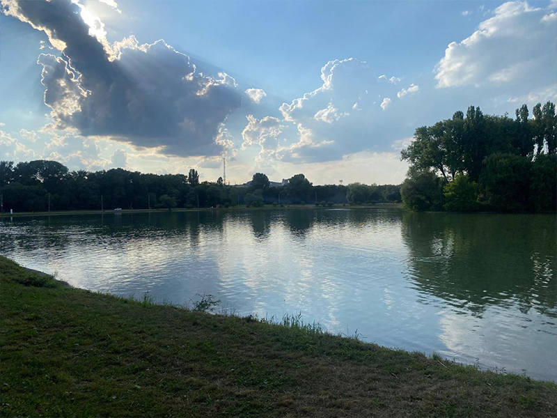 Аномальная жара вынуждает работников ессентукского озера проводить дополнительное техобслуживание..