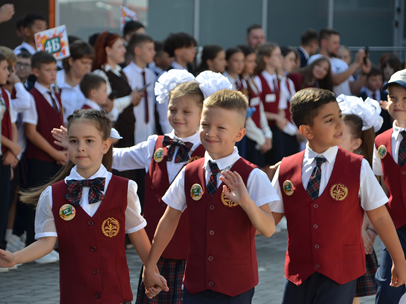 Ессентукские школьники подарили губернатору символ Ставрополья.