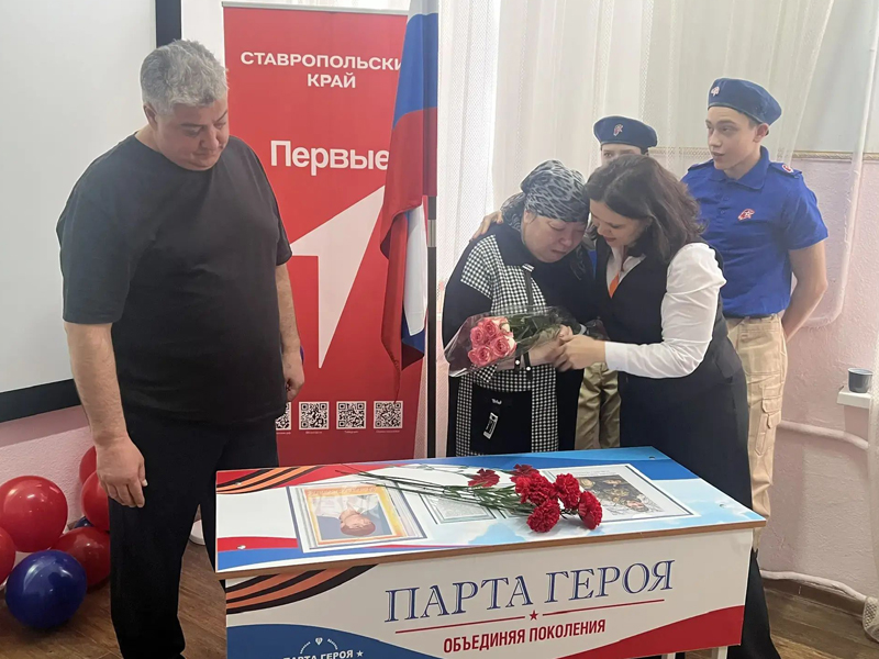 арта Героя (на переднем плане) - специальный ученический стол с оформлением в рамках всероссийского проекта «Парта Героя»..