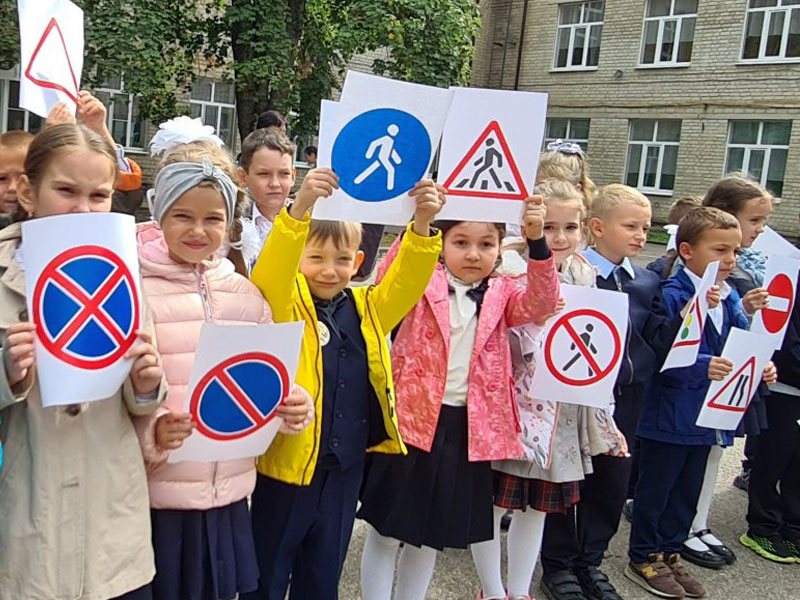 В школе №10 г. Ессентуки прошел традиционный праздник &quot;Посвящение первоклассников в пешеходы&quot;.