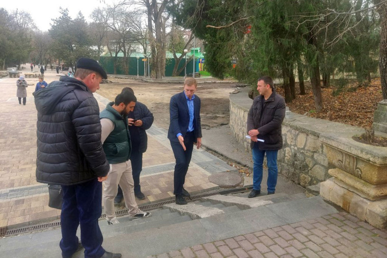 Глава Ессентуков проверил ход работ на нижней аллее Курортного парка. Глава Ессентуков проверил ход работ на нижней аллее Курортного парка.
