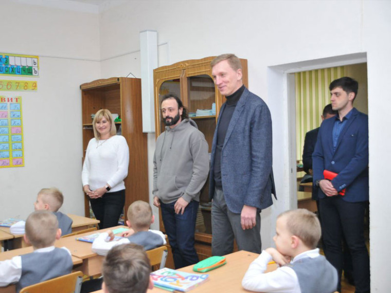 Александр Некристов и Илья Авербух посмотрели работу первого в Ессентуках спортивного класса. Александр Некристов и Илья Авербух посмотрели работу первого в Ессентуках спортивного класса.