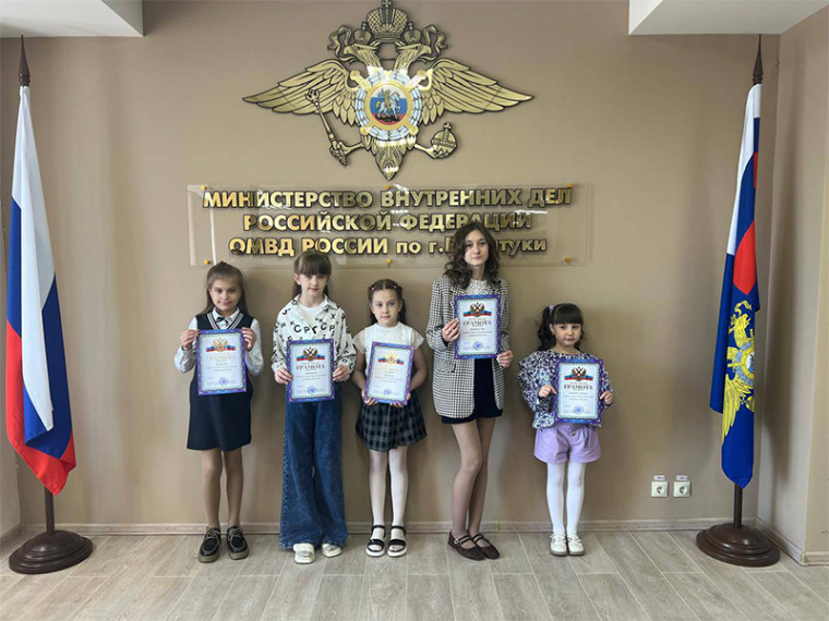 «Полицейский Дядя Степа» определил победителей детского конкурса в Ессентуках. «Полицейский Дядя Степа» определил победителей детского конкурса в Ессентуках.