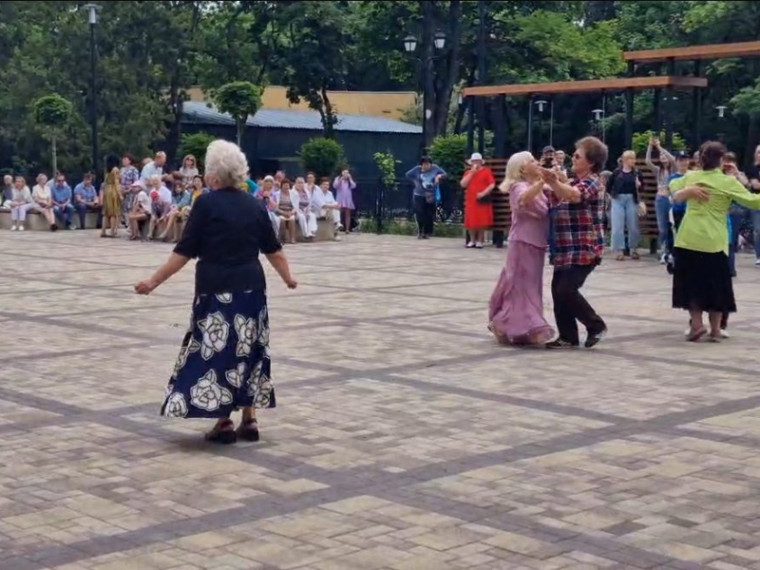 Танцевальный сезон стартует в Курортном парке Ессентуков. Танцевальный сезон стартует в Курортном парке Ессентуков.