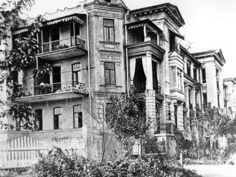 Исторический санаторий «Азау» в Ессентуках ведёт свою историю с 1906 года.