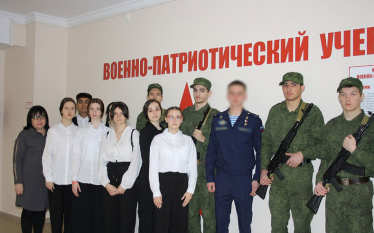 Больше пятидесяти ессентукских школьников задали вопросы Герою России. Больше пятидесяти ессентукских школьников задали вопросы Герою России.
