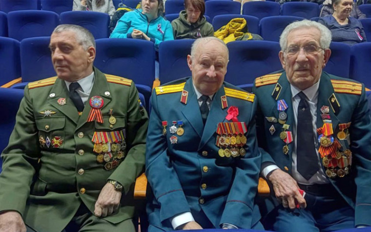 Праздничный концерт в Ессентуках начали с минуты молчания. Праздничный концерт в Ессентуках начали с минуты молчания.