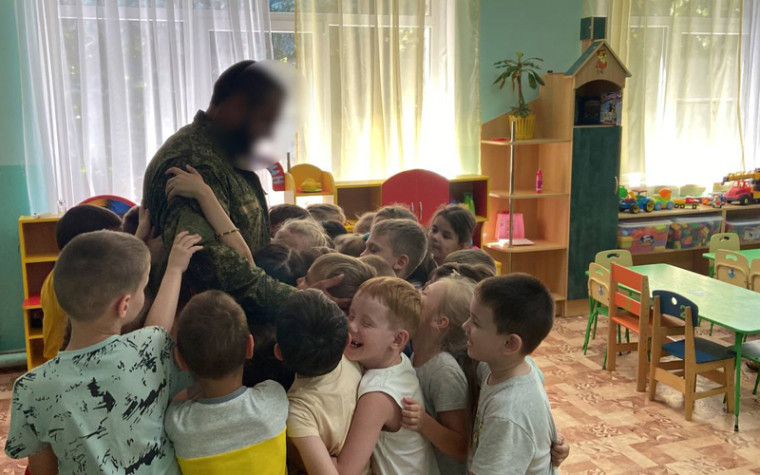 Ессентукские детсадовцы взяли интервью у бойца с СВО. Ессентукские детсадовцы взяли интервью у бойца с СВО.