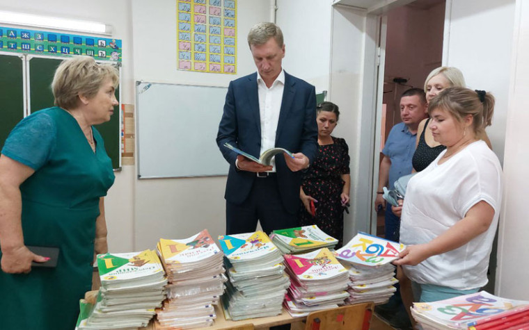 Глава Ессентуков проверил готовность школ к новому учебному году. Глава Ессентуков проверил готовность школ к новому учебному году.