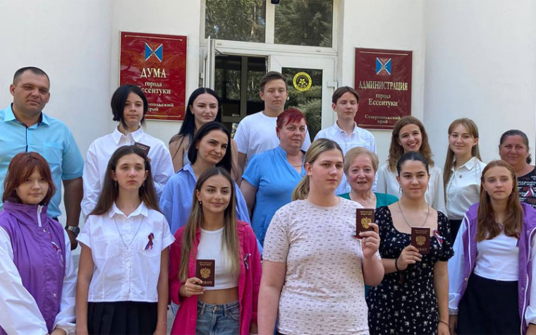 В День российского флага ессентучанам вручили первые паспорта. В День российского флага ессентучанам вручили первые паспорта.