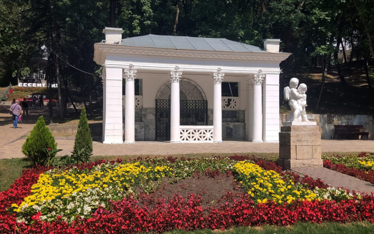 Глава Ессентуков провел совещание в Курортном парке.. Глава Ессентуков провел совещание в Курортном парке..