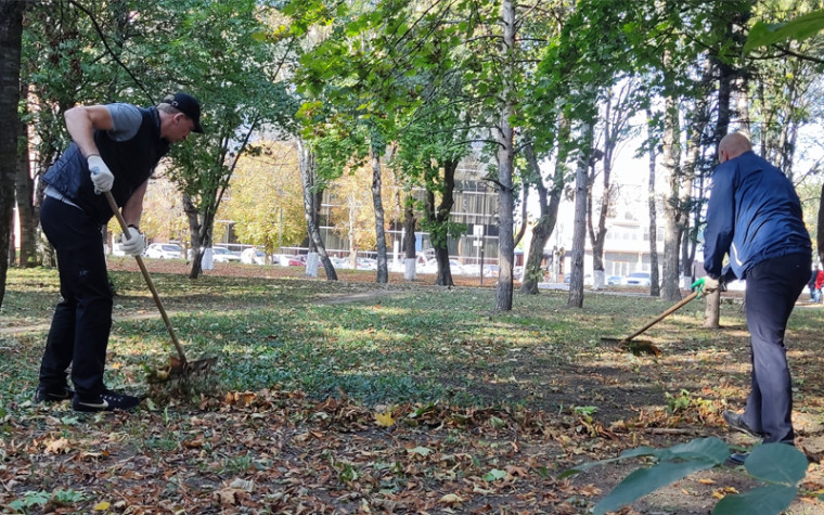 Первый осенний субботник в Ессентуках открыл глава курорта. Первый осенний субботник в Ессентуках открыл глава курорта.