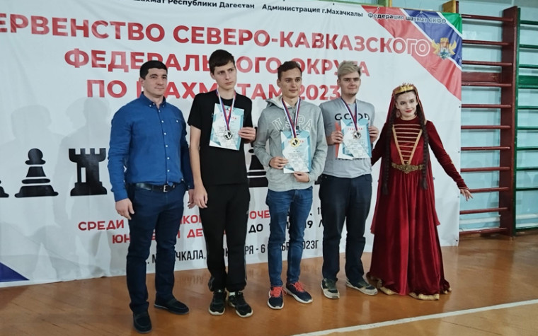 Ессентукские шахматисты привезли пять медалей из Махачкалы.. Ессентукские шахматисты привезли пять медалей из Махачкалы..