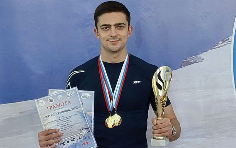 Студент из Ессентуков стал двукратным чемпионом Первенства СКФО и ЮФО по пауэрлифтингу. Студент из Ессентуков стал двукратным чемпионом Первенства СКФО и ЮФО по пауэрлифтингу.