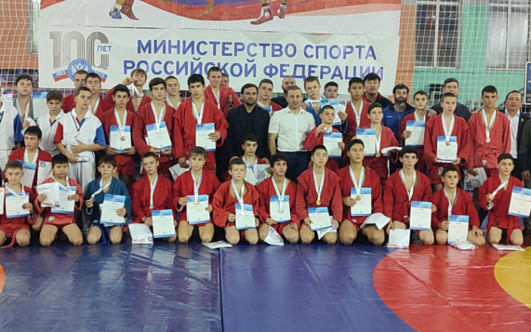 Ессентукские самбисты стали призерами праздничного турнира.. Ессентукские самбисты стали призерами праздничного турнира..