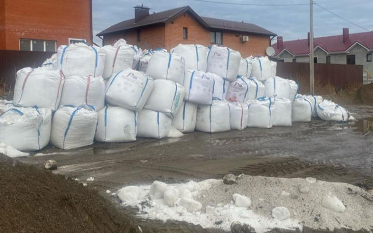 В Ессентуках к зиме подготовлено больше 1000 тонн противогололедного материала.. В Ессентуках к зиме подготовлено больше 1000 тонн противогололедного материала..
