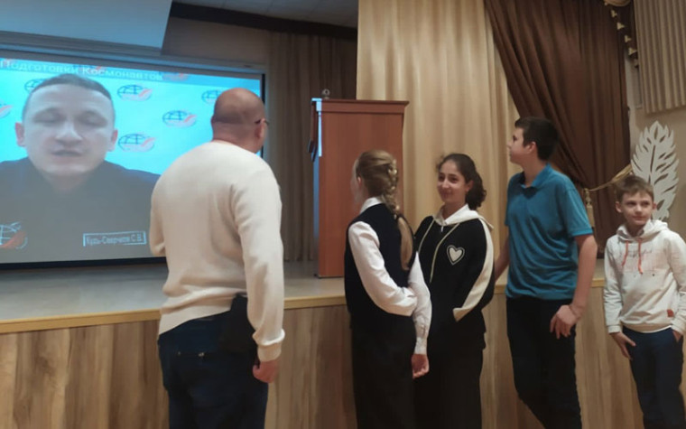 Школьники Ессентуков взяли интервью у космонавта-испытателя. Школьники Ессентуков взяли интервью у космонавта-испытателя.
