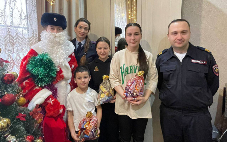 В Ессентуках полицейский Дед Мороз поздравил детей с Новым годом. В Ессентуках полицейский Дед Мороз поздравил детей с Новым годом.