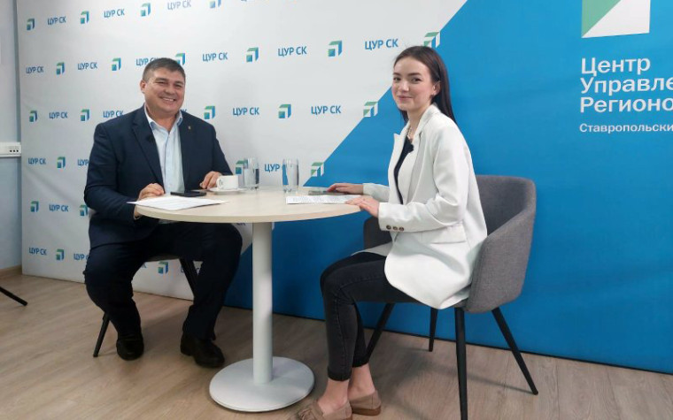 Глава Ессентуков Владимир Крутников провел первую прямую линию в Центре Управления Регионом. Глава Ессентуков Владимир Крутников провел первую прямую линию в Центре Управления Регионом.