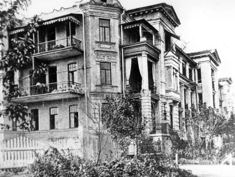 Исторический санаторий «Азау» в Ессентуках ведёт свою историю с 1906 года.